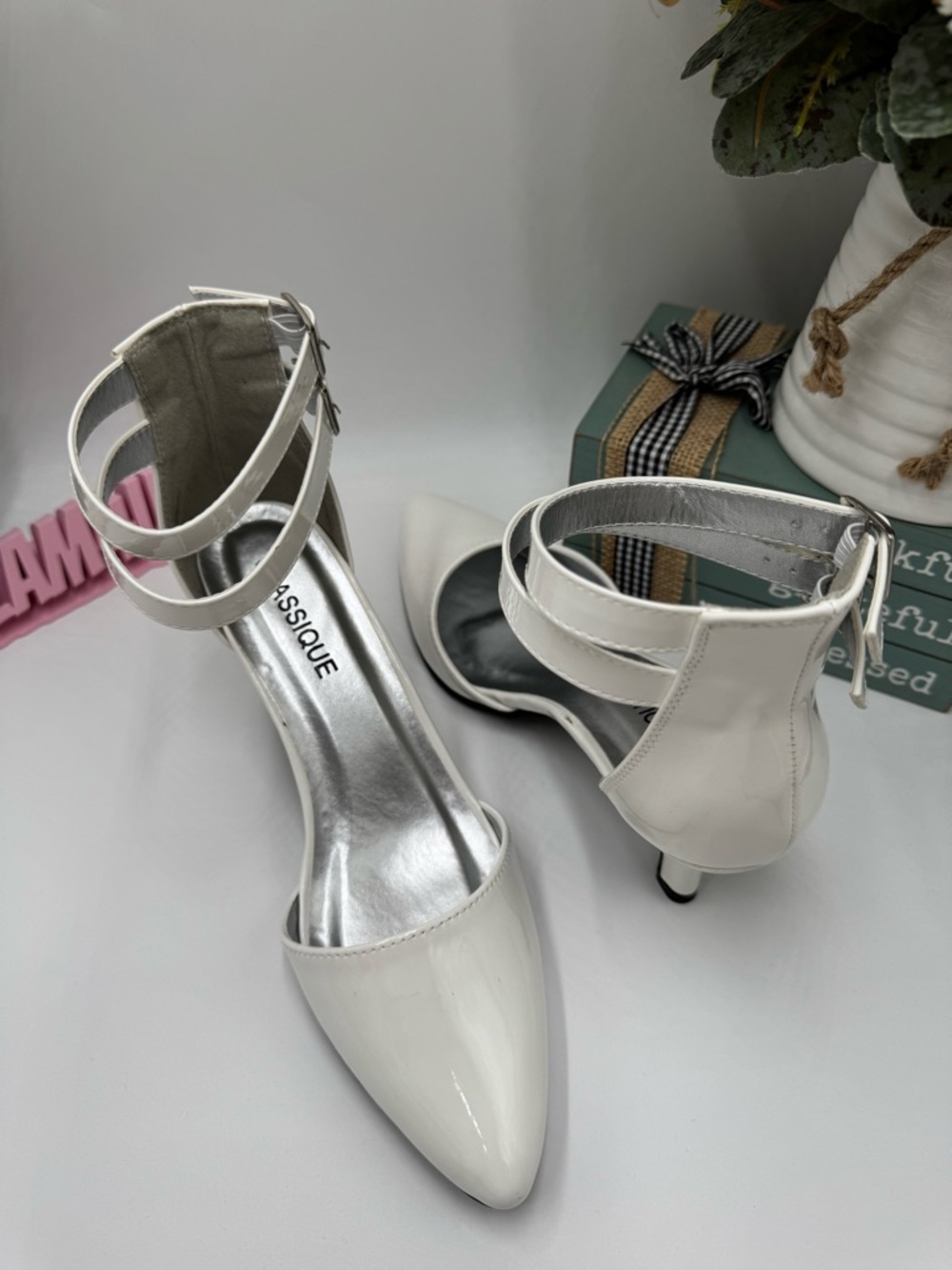 Classique Camlo White Patent Pointed Toe Ankle Strap Kitten Heels – Size 8M